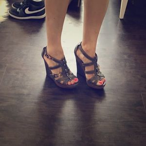 Elle Gray Wedges size 6